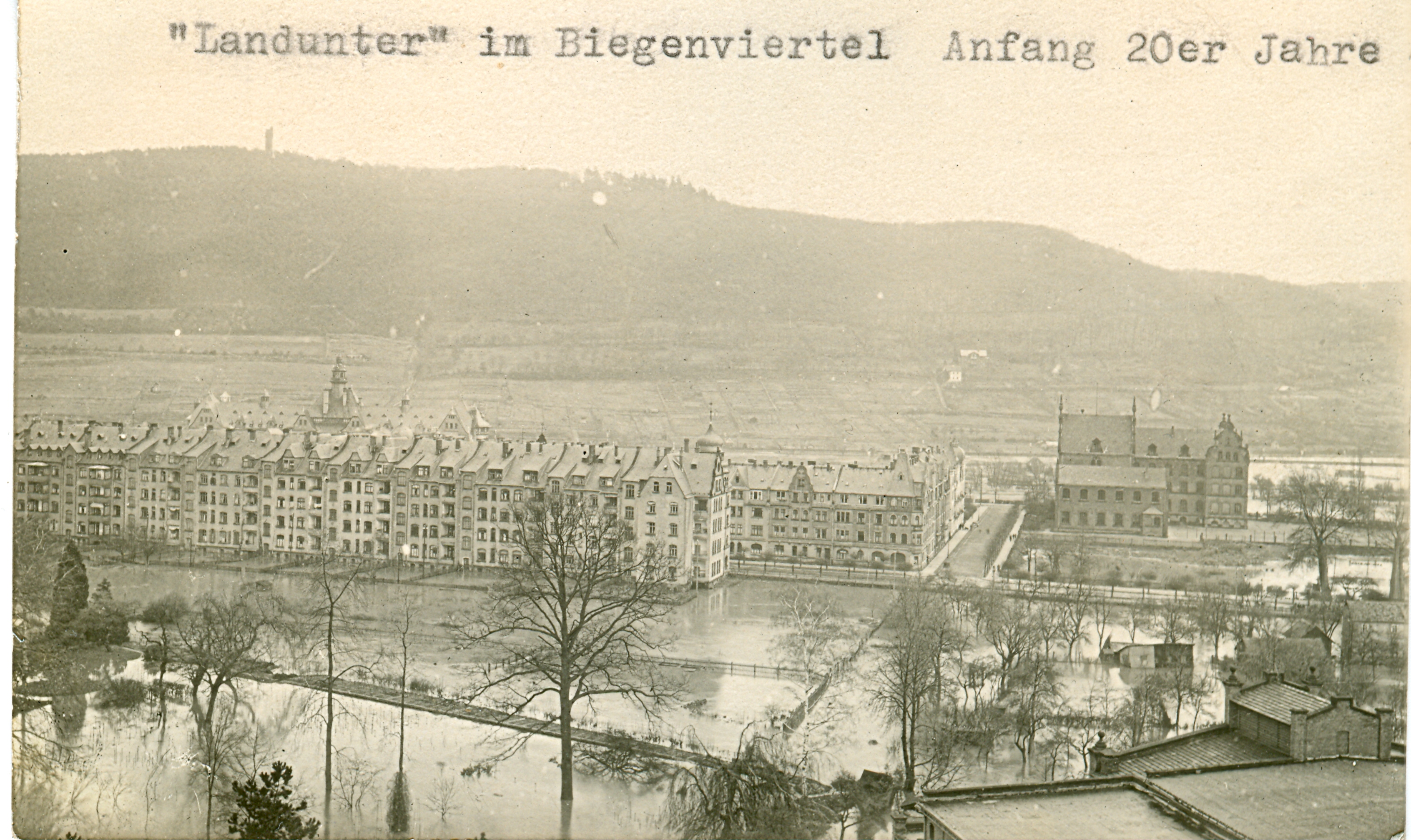 Hochwasser überflutet die Biegenstraße